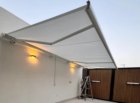 مظلات سيارات كهربائية في جدة